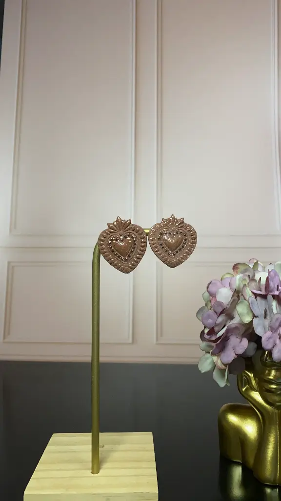 Frida Bistre et perles noires